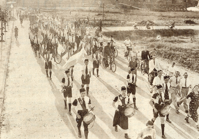 109562 Afbeelding van enkele deelnemers aan een wandeltocht, in de omgeving van het Stadion Galgenwaard te Utrecht, ...